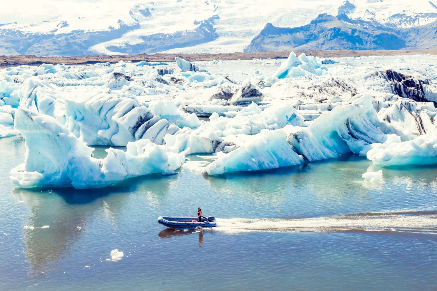 boat tour of jokulsarlon glacier lagoon